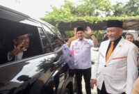 Anies Baswedan memberikan salam kepada Ahmad Syaikhu saat meninggalkan lokasi pertemuan di Jakarta beberapa waktu lalu. Matapedia6.com/Istimewa
