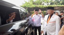 Anies Baswedan memberikan salam kepada Ahmad Syaikhu saat meninggalkan lokasi pertemuan di Jakarta beberapa waktu lalu. Matapedia6.com/Istimewa