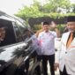 Anies Baswedan memberikan salam kepada Ahmad Syaikhu saat meninggalkan lokasi pertemuan di Jakarta beberapa waktu lalu. Matapedia6.com/Istimewa