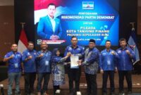 Pasangan Calon Wali Kota dan Wakil Wali Kota Tanjungpinang Rahma - Rizha Hafiz didampingi ketua DPW Kepri Aneng dan DPC Tanjungpinang Agus Wibowo, menerima surat rekomendasi dukungan dari Partai demokrat. Surat rekomendasi langsung diberikan Ketua Umum Partai Demokrat, Agus Harimurti Yudhoyono (AHY), Kamis (8/8/2024). Matapedia6.com/Istimewa