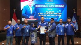 Pasangan Calon Wali Kota dan Wakil Wali Kota Tanjungpinang Rahma - Rizha Hafiz didampingi ketua DPW Kepri Aneng dan DPC Tanjungpinang Agus Wibowo, menerima surat rekomendasi dukungan dari Partai demokrat. Surat rekomendasi langsung diberikan Ketua Umum Partai Demokrat, Agus Harimurti Yudhoyono (AHY), Kamis (8/8/2024). Matapedia6.com/Istimewa