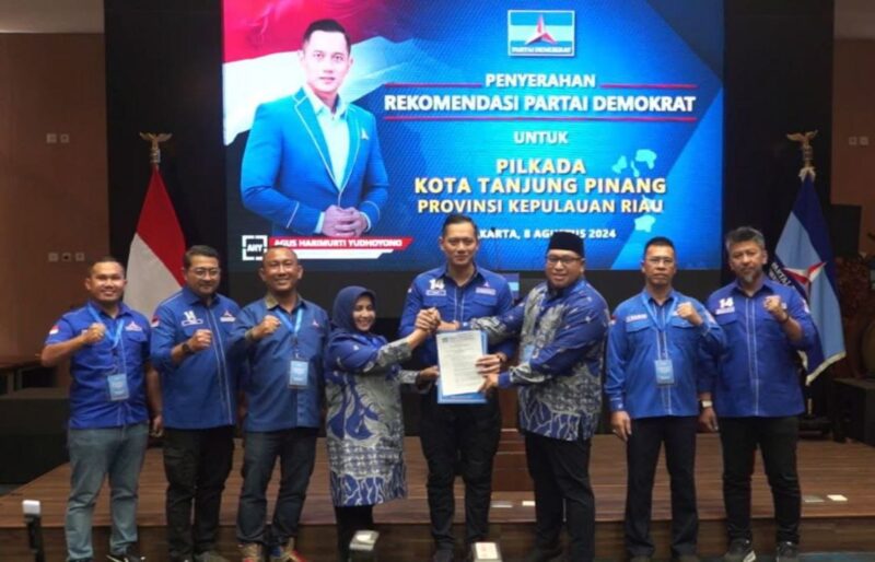 Pasangan Calon Wali Kota dan Wakil Wali Kota Tanjungpinang Rahma - Rizha Hafiz didampingi ketua DPW Kepri Aneng dan DPC Tanjungpinang Agus Wibowo, menerima surat rekomendasi dukungan dari Partai demokrat. Surat rekomendasi langsung diberikan Ketua Umum Partai Demokrat, Agus Harimurti Yudhoyono (AHY), Kamis (8/8/2024). Matapedia6.com/Istimewa