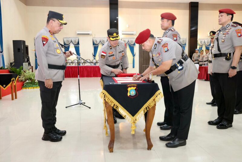 Kapolda Kepri Irjen Pol Yan Fitri Halimansyah saat memimpin serah terima jabatan pejabat Utama Polda Kepri, di di gedung Lancang kuning Polda Kepri, Jumat (9/8/2024).Matapedia6.com/Dok Humas Polda