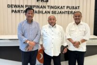 Pasangan Muhammad Rudi - Aunur Rafiq saat menerima surat rekomendasi dukungan dari PKS untuk maju di Pilgub Kepri, Sabtu (10/7/2024). Matapedia6.com/Istimewa