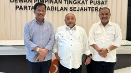 Pasangan Muhammad Rudi - Aunur Rafiq saat menerima surat rekomendasi dukungan dari PKS untuk maju di Pilgub Kepri, Sabtu (10/7/2024). Matapedia6.com/Istimewa