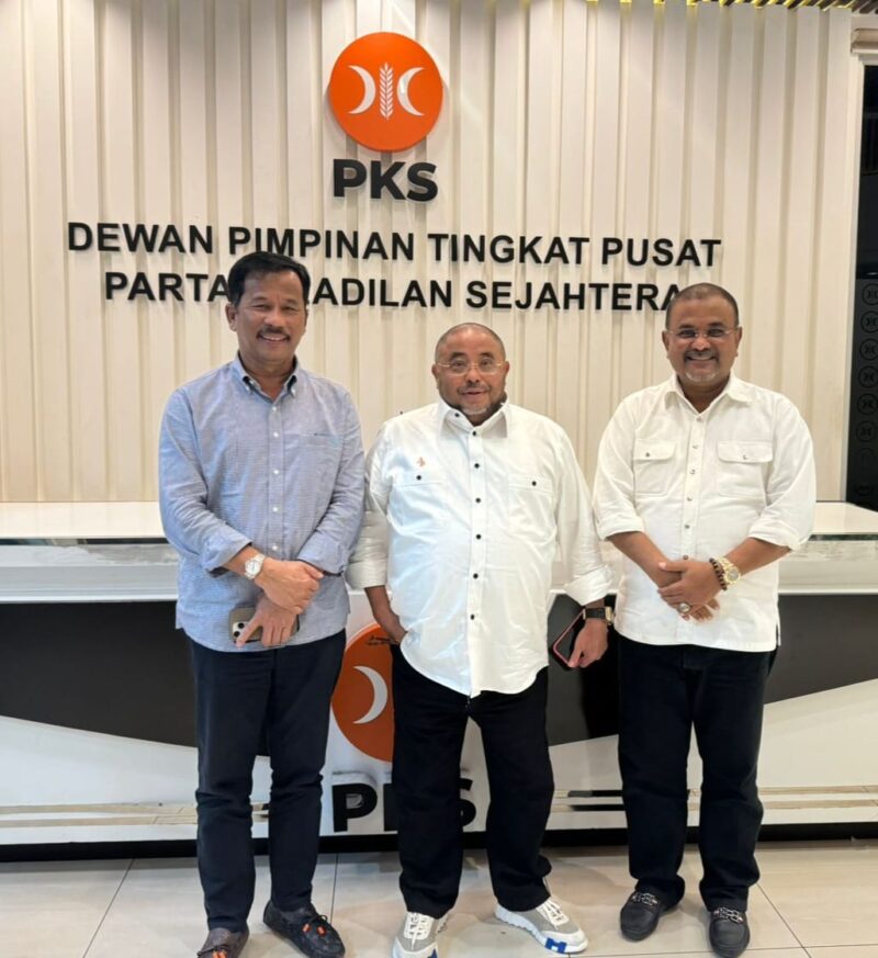 Pasangan Muhammad Rudi - Aunur Rafiq saat menerima surat rekomendasi dukungan dari PKS untuk maju di Pilgub Kepri, Sabtu (10/7/2024). Matapedia6.com/Istimewa