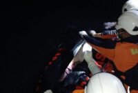 Tim gabungan Basarnas melakukan evakuasi mayat pria yang sebelumnya dinyatakan hilang saat melaut, Jumat (9/8/2024). Matapedia6.com/Dok Basarnas