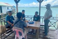 Mediasi warga dengan pihak perusahaan KTU Shipyard setelah tongkang perusahaan tersebut hanyut dan menabrak kelong dan pelantar warga pulau Buluh. Matapedia6.com/ Dok Polsek