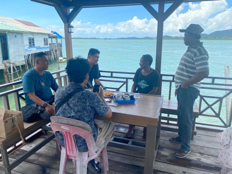 Mediasi warga dengan pihak perusahaan KTU Shipyard setelah tongkang perusahaan tersebut hanyut dan menabrak kelong dan pelantar warga pulau Buluh. Matapedia6.com/ Dok Polsek