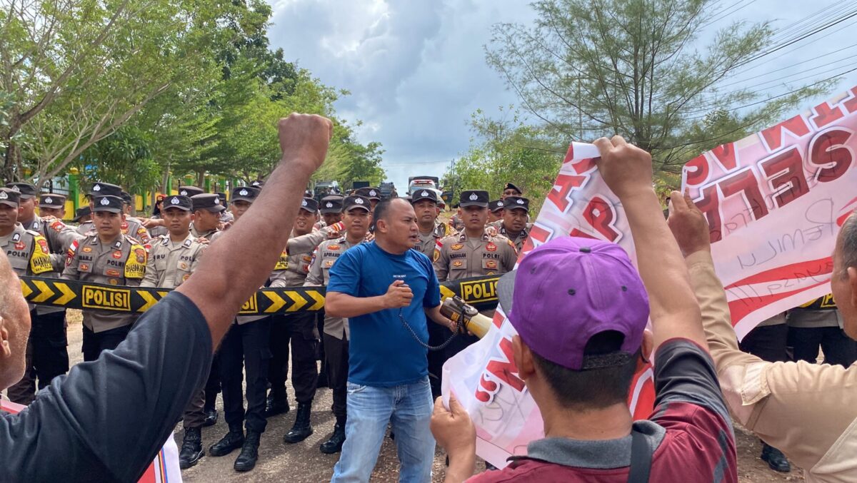 Petugas pengaman Polres Bintan berhasil melakukan pengamanan unjukrasa di Kantor KPU Bintan, gambaran simulasi pengamanan Kota Polres Bintan, Senin (12/8/2024). Matapedia6.com/ Dok Polres