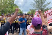 Petugas pengaman Polres Bintan berhasil melakukan pengamanan unjukrasa di Kantor KPU Bintan, gambaran simulasi pengamanan Kota Polres Bintan, Senin (12/8/2024). Matapedia6.com/ Dok Polres