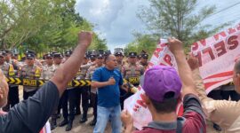 Petugas pengaman Polres Bintan berhasil melakukan pengamanan unjukrasa di Kantor KPU Bintan, gambaran simulasi pengamanan Kota Polres Bintan, Senin (12/8/2024). Matapedia6.com/ Dok Polres