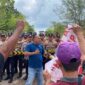Petugas pengaman Polres Bintan berhasil melakukan pengamanan unjukrasa di Kantor KPU Bintan, gambaran simulasi pengamanan Kota Polres Bintan, Senin (12/8/2024). Matapedia6.com/ Dok Polres