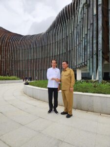 Gubernur Kepulauan Riau, Ansar Ahmad bersalaman dengan Presiden RI Joko Widodo  di Istana Negara, Ibu Kota Nusantara (IKN), Provinsi Kalimantan Timur.