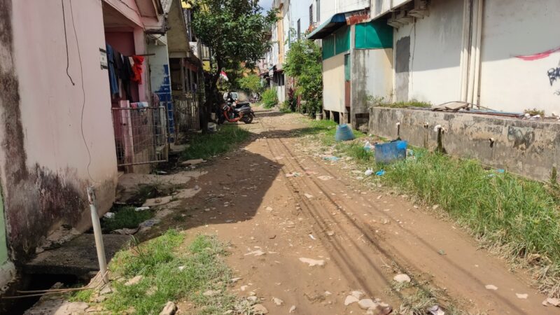 Perumahan Fanindo, RT3 RW6 Batu Aji, Batam mengeluhkan kondisi jalan pemukiman yang rusak parah, Selasa (13/8). Foto: Istimewa