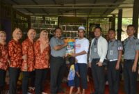 Karutan Batam saat salurkan paket sembako, Selasa (13/8). Foto:Dok/Rutan