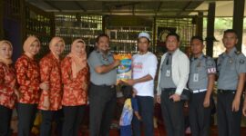 Karutan Batam saat salurkan paket sembako, Selasa (13/8). Foto:Dok/Rutan