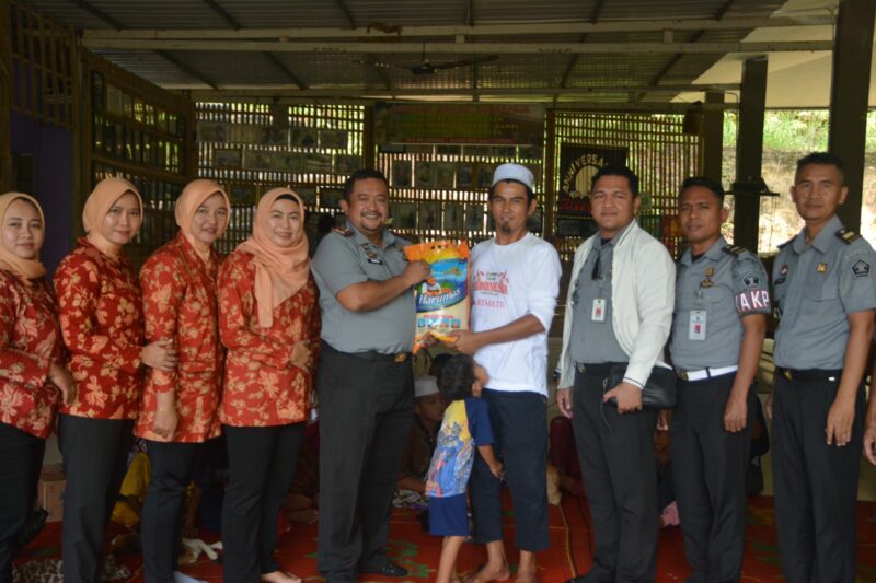 Karutan Batam saat salurkan paket sembako, Selasa (13/8). Foto:Dok/Rutan