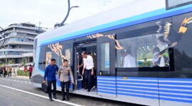 Presiden Jokowi  bersama menteri mencoba Moda transportasi baru yang ramah lingkungan, autonomous rail transit (ART), atau Trem Otonom Nusantara, di Ibu Kota Nusantara, Provinsi Kalimantan Timur, Selasa (13/8/2024). Matapedia6.com/Dok Setneg.co.id