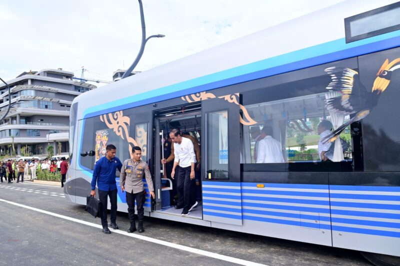 Presiden Jokowi bersama menteri mencoba Moda transportasi baru yang ramah lingkungan, autonomous rail transit (ART), atau Trem Otonom Nusantara, di Ibu Kota Nusantara, Provinsi Kalimantan Timur, Selasa (13/8/2024). Matapedia6.com/Dok Setneg.co.id