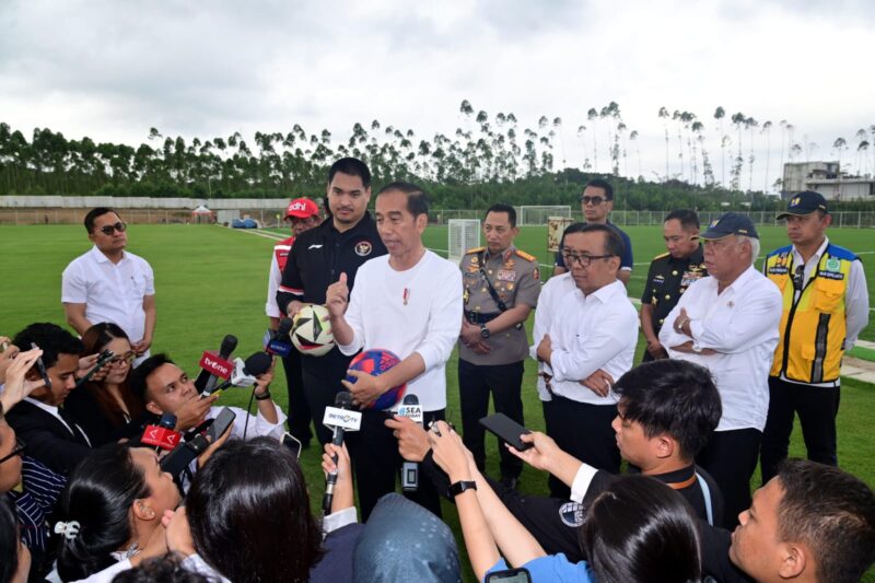 Presiden Republik Indonesia memberikn keterangan kepada media usai meninjau Pusat Pelatihan PSSI di IKN Kabupaten Penajam Paser Utara, Provinsi Kalimantan Timur, Selasa (13/8/2024). Matapedia6.com/Dok.Setneg.co.id