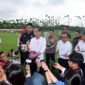 Presiden Republik Indonesia memberikn keterangan kepada media usai meninjau Pusat Pelatihan PSSI di IKN Kabupaten Penajam Paser Utara, Provinsi Kalimantan Timur, Selasa (13/8/2024). Matapedia6.com/Dok.Setneg.co.id