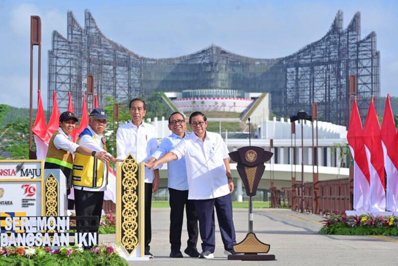 Presiden Joko Widodo meresmikan Plaza Seremoni Sumbu Kebangsaan di Ibu Kota Nusantara (IKN), Kabupaten Penajam Paser Utara, Provinsi Kalimantan Timur, Rabu (14/8/2024). Matapedia6.com/Dok Setneg