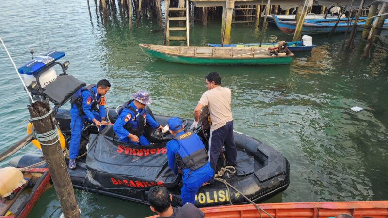 Petugas melakukan evakuasi mayat yang ditemukan mengapung di sekitar perairan pulau Buluh, Sagulung Batam, Kamis (15/8/2024). Matapedia6.com/ Istimewa