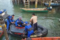 Petugas melakukan evakuasi mayat yang ditemukan mengapung di sekitar perairan pulau Buluh, Sagulung Batam, Kamis (15/8/2024). Matapedia6.com/ Istimewa