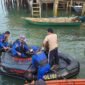 Petugas melakukan evakuasi mayat yang ditemukan mengapung di sekitar perairan pulau Buluh, Sagulung Batam, Kamis (15/8/2024). Matapedia6.com/ Istimewa
