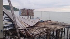 Salah satu rumah warga terkena angin puting beliung di Pulau Petong Batam pada Rabu (14/8). Foto:Istimewa