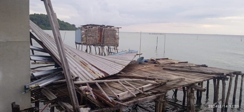 Salah satu rumah warga terkena angin puting beliung di Pulau Petong Batam pada Rabu (14/8). Foto:Istimewa