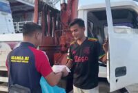 Personel Badan Keamanan Laut (Bakamla) RI Kapal Negara (KN) Tanjung Datu 301, berbagai 120 porsi makanan, kepada warga di sekitar Batuampar, Kota Batam Provinsi Kepri, Jumat (16/8/2024).Matapedia6.com/Dok Bakamla RI