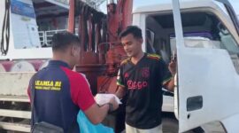 Personel Badan Keamanan Laut (Bakamla) RI Kapal Negara (KN) Tanjung Datu 301, berbagai 120 porsi makanan, kepada warga di sekitar Batuampar, Kota Batam Provinsi Kepri, Jumat (16/8/2024).Matapedia6.com/Dok Bakamla RI