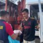 Personel Badan Keamanan Laut (Bakamla) RI Kapal Negara (KN) Tanjung Datu 301, berbagai 120 porsi makanan, kepada warga di sekitar Batuampar, Kota Batam Provinsi Kepri, Jumat (16/8/2024).Matapedia6.com/Dok Bakamla RI