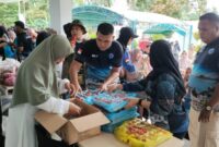 Staf Ahli BNPP RI, Ali Hamdan didampingi Asisten I Bidang Pemerintahan Setda Natuna, Khaidir, meninjau pangan murah di halaman Pos Lintas Batas Negara Serasan, Jumat (16/4/2024).Matapedia6.com/Diskominfo