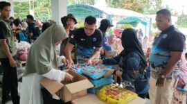 Staf Ahli BNPP RI, Ali Hamdan didampingi Asisten I Bidang Pemerintahan Setda Natuna, Khaidir, meninjau pangan murah di halaman Pos Lintas Batas Negara Serasan, Jumat (16/4/2024).Matapedia6.com/Diskominfo