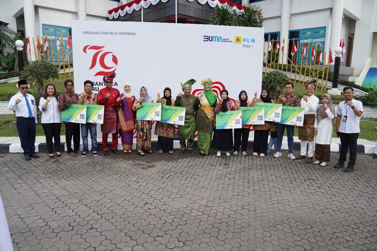 PLN Batam bagikan BPJS Kesehatan sampena HUT RI ke-79. Foto:Dok/PLN