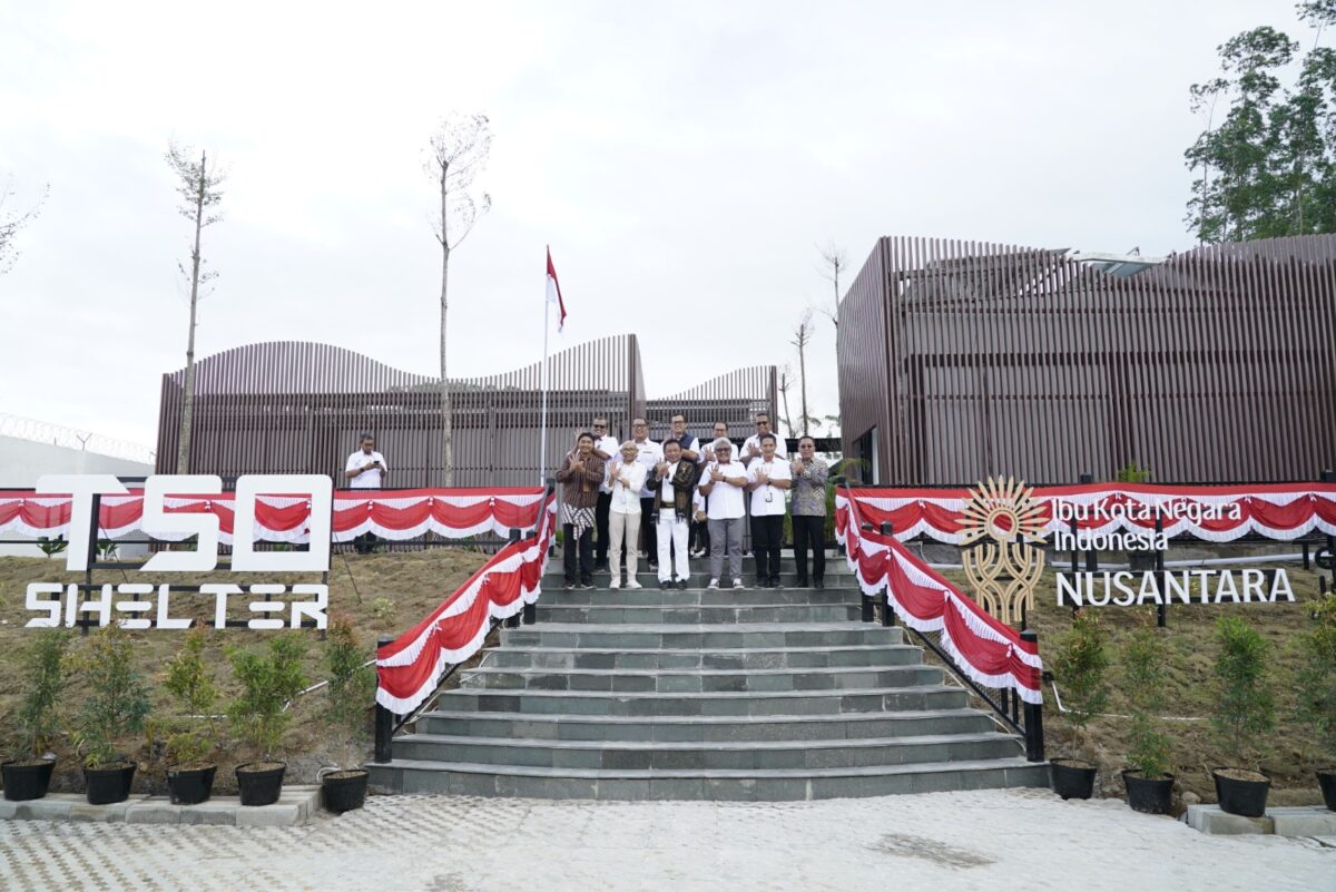 Direktur Utama Telkom Ririek Adriansyah, Direktur Network & IT Solution Telkom Herlan Wijanarko beserta jajaran senior leaders TelkomGroup saat meninjau Telkom Smart Office Shelter di Kawasan Inti Pusat Pemerintahan IKN, Sabtu (17/8). Foto:Telkom