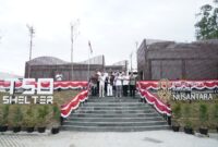 Direktur Utama Telkom Ririek Adriansyah, Direktur Network & IT Solution Telkom Herlan Wijanarko beserta jajaran senior leaders TelkomGroup saat meninjau Telkom Smart Office Shelter di Kawasan Inti Pusat Pemerintahan IKN, Sabtu (17/8). Foto:Telkom