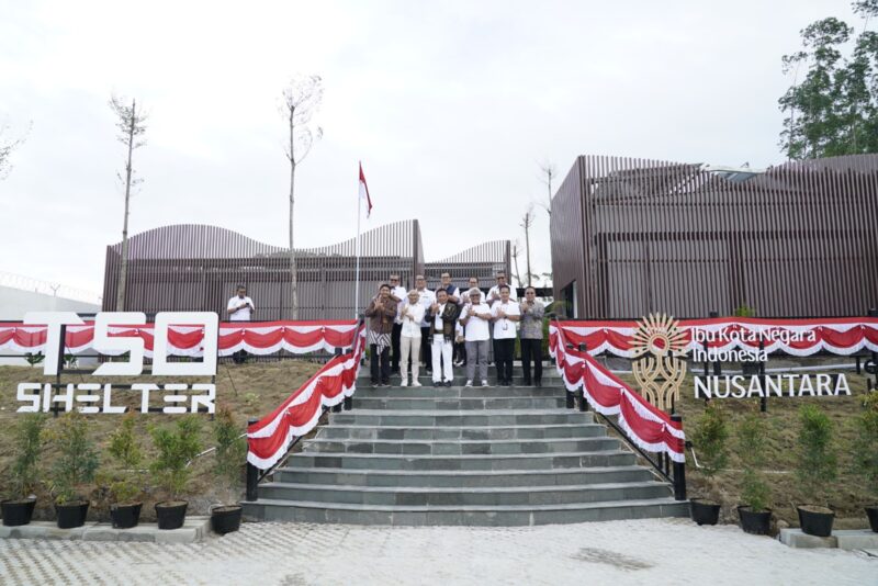 Direktur Utama Telkom Ririek Adriansyah, Direktur Network & IT Solution Telkom Herlan Wijanarko beserta jajaran senior leaders TelkomGroup saat meninjau Telkom Smart Office Shelter di Kawasan Inti Pusat Pemerintahan IKN, Sabtu (17/8). Foto:Telkom