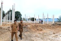 Camat Sagulung Hafiz tinjau pembangunan Puskesmas di Sungai Pelunggut, Senin (19/8). Foto:Dok/untuk-matapedia