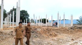 Camat Sagulung Hafiz tinjau pembangunan Puskesmas di Sungai Pelunggut, Senin (19/8). Foto:Dok/untuk-matapedia
