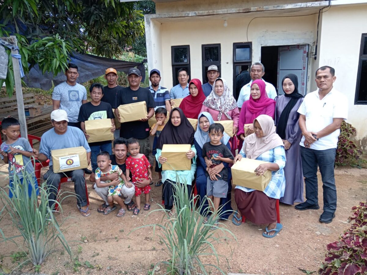 Warga Rempang yang pindah ke hunian sementara disalurkan bantuan paket sembako, Senin (19/8). Foto:Istimewa