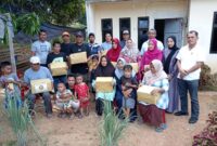 Warga Rempang yang pindah ke hunian sementara disalurkan bantuan paket sembako, Senin (19/8). Foto:Istimewa