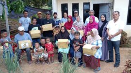 Warga Rempang yang pindah ke hunian sementara disalurkan bantuan paket sembako, Senin (19/8). Foto:Istimewa