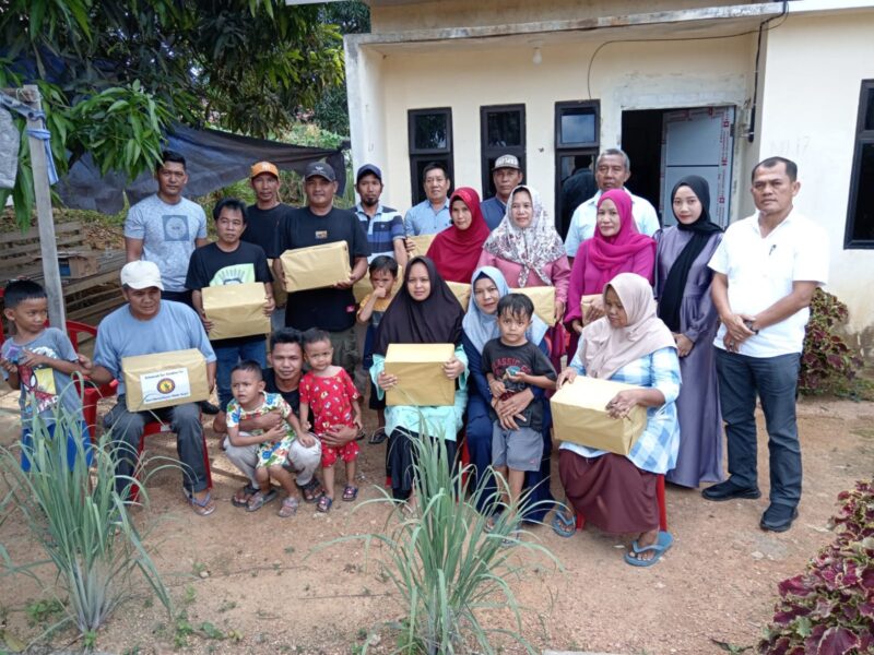 Warga Rempang yang pindah ke hunian sementara disalurkan bantuan paket sembako, Senin (19/8). Foto:Istimewa