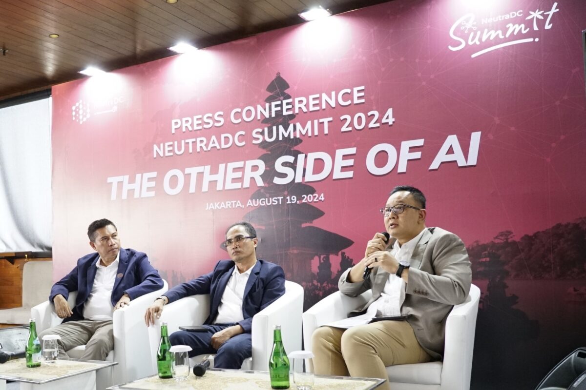 CEO Neutra DC Andreuw Th.A.F (Kiri), Direktur Group Business Development Telkom Honesti Basyir (Tengah), dan SVP Corporate Communication and Investor Relation Telkom Ahmad Reza (Kanan) pada Press Conference Neutra DC Summit 2024 di Jakarta, Senin (19/8). Foto:Telkom