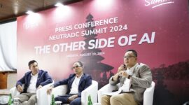 CEO Neutra DC Andreuw Th.A.F (Kiri), Direktur Group Business Development Telkom Honesti Basyir (Tengah), dan SVP Corporate Communication and Investor Relation Telkom Ahmad Reza (Kanan) pada Press Conference Neutra DC Summit 2024 di Jakarta, Senin (19/8). Foto:Telkom
