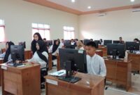 Sebanyak 52 putra putri asli Natuna saat mengikuti ujian seleksi penerimaan mahasiswa Pertamina jalur preatasi. Tahun ini pemkab Natuna dapat kuota 15 anak asli daerah dapat beasiswa full dari Pertamina, Rabu (21/8/2024) Matapedia6.com/Diskominfo
